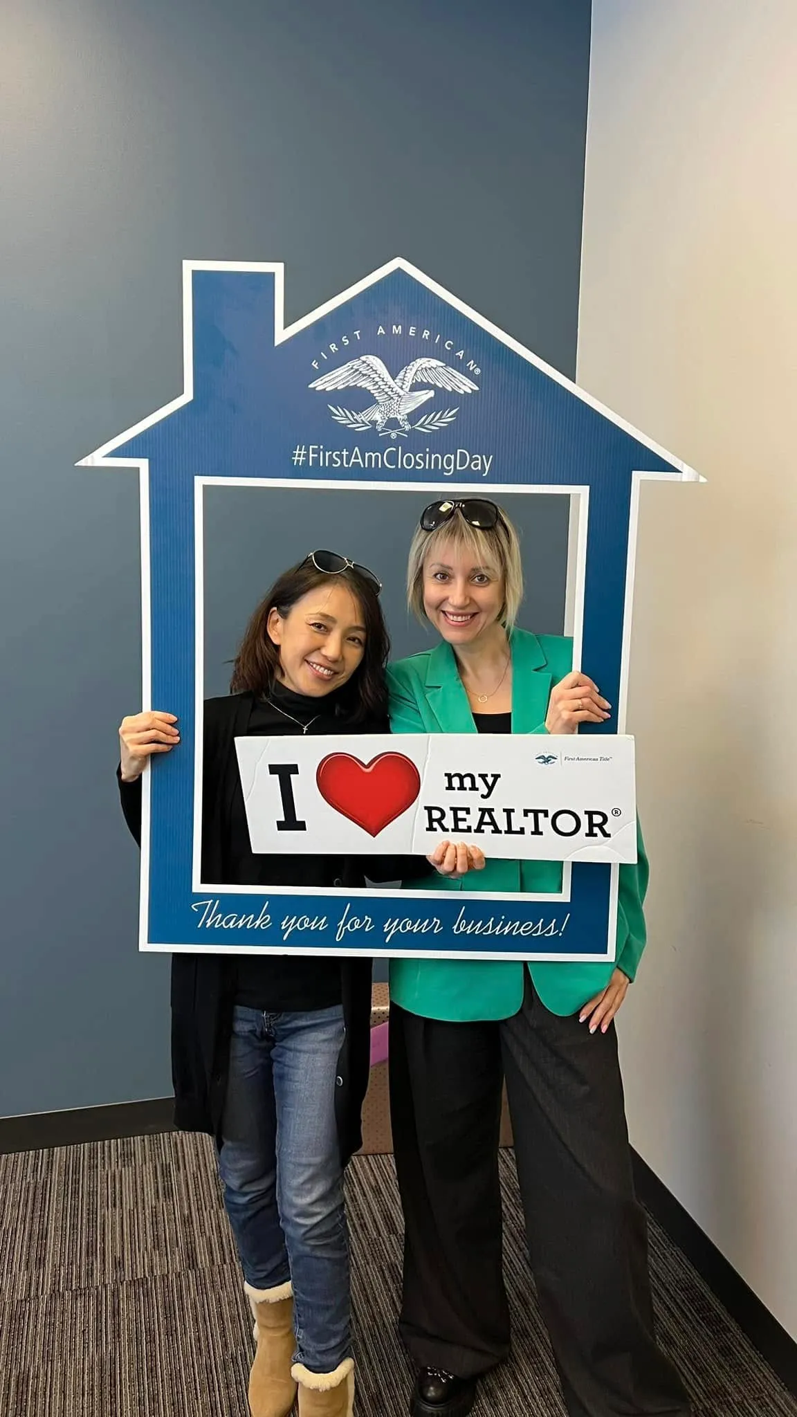 Happy client holding a heart sign with Tamila Aspen on closing day
